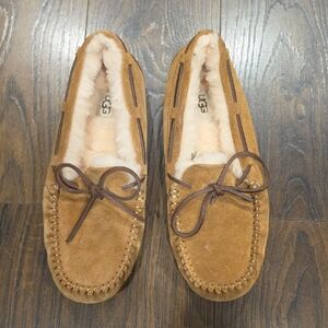 Women's Like New Size 8 Ugg Moccasin's. Chestnut Color.